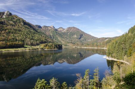 Austrian_mountains_over_a_lake_(Unsplash)