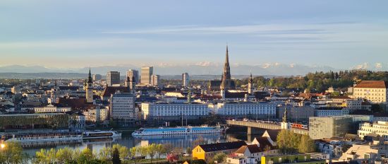 Linz_Morgensonne_und_Berge