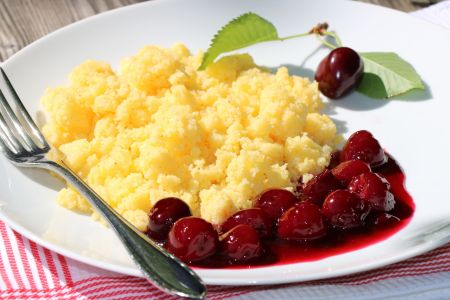 Polentasterz mit Rotweinkirschen