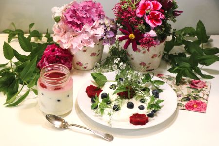 Topfencreme mit  Heidelbeeren